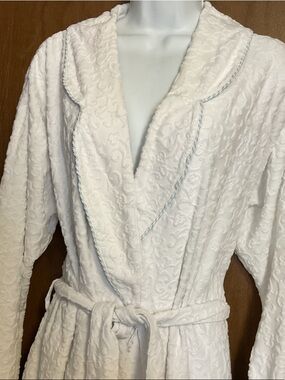 Eileen West White Embossed Shawl Collar Robe with Contrast Piping